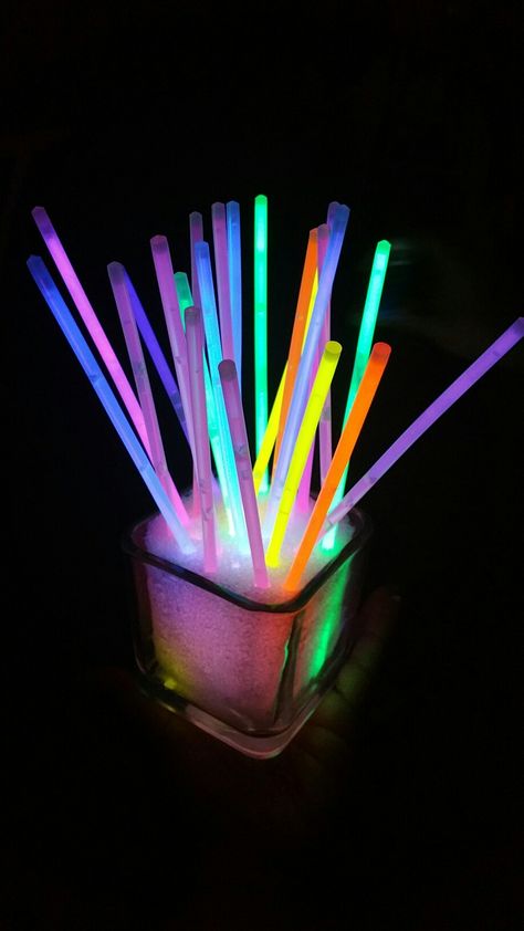 Glowstick Decorations, Glow Stick Centerpieces Diy, Glow Stick Centerpieces, Glow Stick Centerpiece, Glow Party Centerpiece Ideas, Glow Stick Decorations, Glow Party Centerpieces, Neon Table Centerpieces, Glow Stick Reception