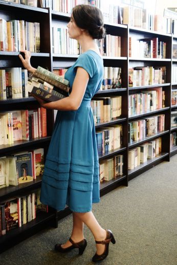 Librarian Style, Librarian Chic, Eshakti Dress, The Cardigans, Black Tie Event, Feminine Dress, Moda Vintage, Book Shelf, Look Vintage