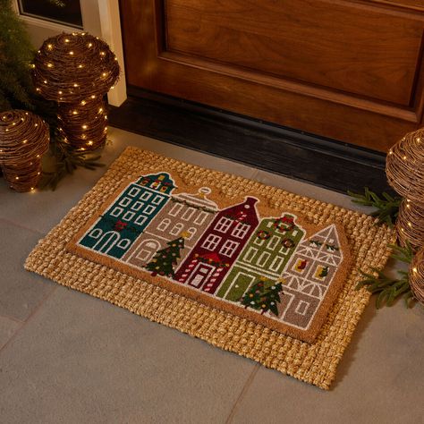 European Houses, Diy Christmas Door, Door Mat Diy, Green Garland, Christmas Doormat, Christmas Rugs, Cottage Christmas, European House, Coir Doormat