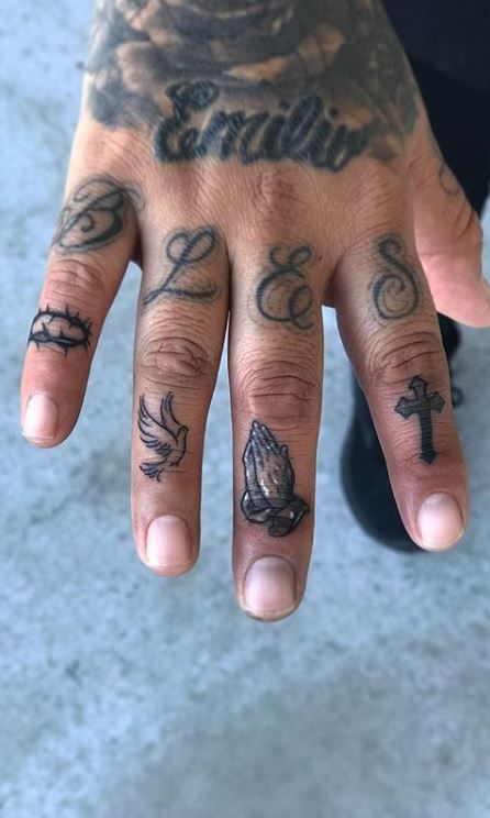 Praying Hands Finger Tattoo, Men’s Finger Tattoo Ideas, Bible Finger Tattoos, Rapper Hand Tattoos, Fear God Hand Tattoo, Religious Hand Tattoo, Jesus Finger Tattoo, Christian Hand Tattoos For Guys, Men’s Ring Finger Tattoo