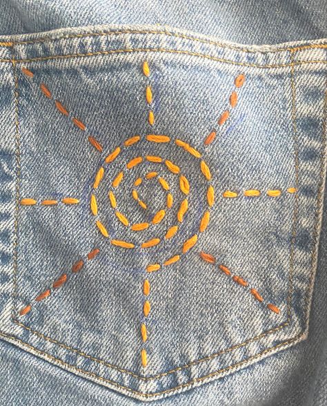 Jean embroidery T Shirt Pocket Embroidery Ideas, Jean Pants Embroidery Ideas, Simple Aesthetic Embroidery Designs, Embroidery Design Jeans, Embroidery Easy Ideas Simple, Jeans Patches Diy Ideas, Embroidery On Jean Shorts, Random Embroidery Ideas, Embroidery On Jean Pockets