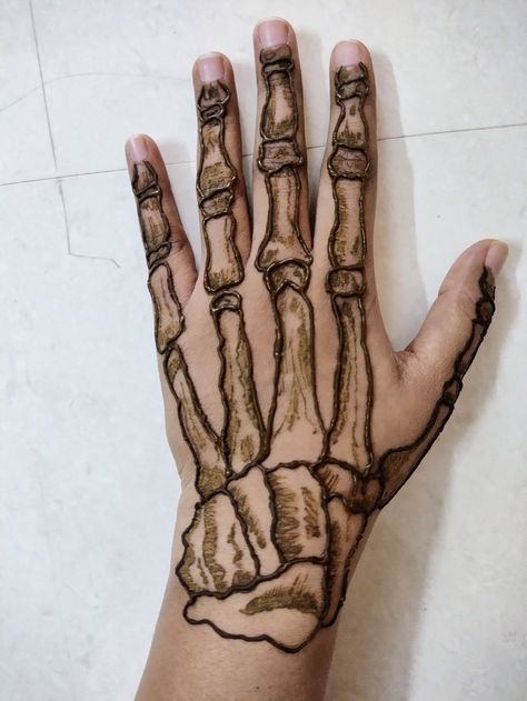 Henna Bone Hand, Trippy Henna Designs, Henna Skull Designs, Henna Tattoo Designs Skeleton, Henna Skull Hand, Halloween Henna Tattoos, Skull Henna Tattoo, Henna Tattoo Designs Hand Skeleton, Hanna Ideas Hands