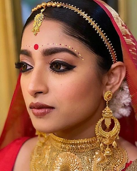 Bengali Bridal Jewellery Gold, Bengali Makeup Look, Bengali Wedding Look, Bengali Bride Look, Bengali Bride Makeup, Sruthi Jayadevan, Bengali Makeup, Indian Dress Up, Bridesmaid Poses