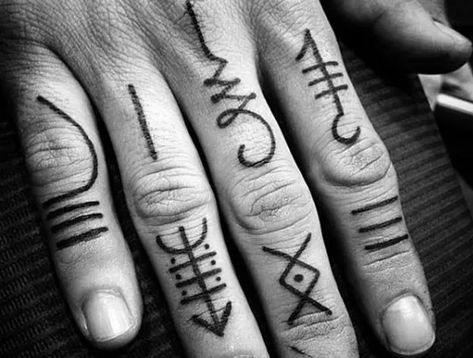 Men Finger Tattoos, Tattoo Main, Simple Finger Tattoo, Small Finger Tattoos, Finger Tats, Knuckle Tattoos, Hand And Finger Tattoos, Finger Tattoo Designs, Handpoke Tattoo