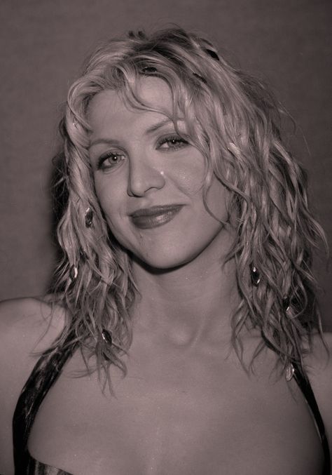 Courtney Love Hair, Courtney Love Aesthetic, Hollywood Collage, Courtney Love 90s, Hole Band, Clinically Insane, 90s Beauty, Grunge Kids, Courtney Love Hole