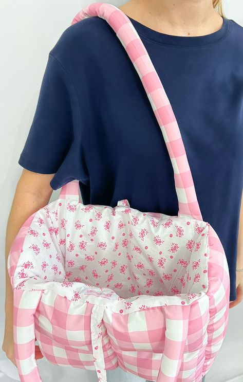 Carry your belongings in style with the Pink puff tote! Not only does it have a cute pink floral lining and tie closure, but it's also padded for ultimate protection. With dimensions of 14x6x11, it's spacious enough to fit your essentials, including a macbook. No need to worry about any bumps or drops, this tote will cushion whatever's inside! Puff Bag Diy, Puff Tote Bag, Diy Puffs, Puff Bag, Cute Sewing Projects, Upcycle Sewing, Fancy Bags, Heart Bag, Pretty Bags