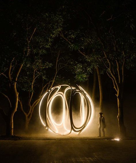 Light Sculpture Installation, Bühnen Design, Ball Sculpture, Nature Projects, Traditional Lanterns, Flickering Lights, Colossal Art, Misty Forest, Modern Crafts