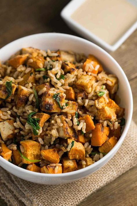 Tofu Recipes, Tofu Sweet Potato, Sweet Potato Bowl, Tofu Bowl, Potato Bowl, Sweet Potato Bowls, Plat Vegan, Tahini Sauce, Sweet Sauce