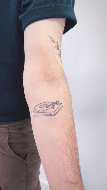 Music Line Tattoo, Audiophile Tattoo, Record Player Tattoo Simple, Vinyl Tattoo Ideas, Vinyl Tattoo Record, Fine Line Music Tattoo, Sticker Tattoos Sleeve, Healed Fine Line Tattoo, Tattoos About Music