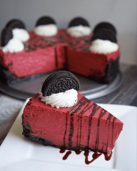 Red Velvet Oreo Cheesecake- a creamy red velvet cheesecake in an Oreo crust. - @SOFLOFOOODIE Red Velvet Oreo Cheesecake, Yum Snacks, Cheesecake Recipe Easy, Velvet Recipes, Oreo Cheesecake Recipe, Red Velvet Desserts, Red Velvet Oreo, Red Desserts, Velvet Cheesecake