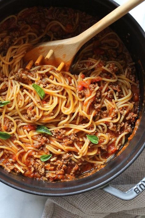 Spaghetti And Meat Sauce, Spaghetti Bolognaise, One Pot Spaghetti, Sauce Spaghetti, Easy Spaghetti, Stove Top Recipes, Skinny Taste Recipes, Minced Meat, Spaghetti Recipes