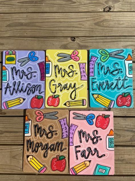 Clipboard Decorating, Teacher Clipboard, Teacher Canvas, Painting Teacher, Appreciation Gifts Diy, Girls Teacher, Teacher Appreciation Gifts Diy, Teacher Craft, Teacher Doors