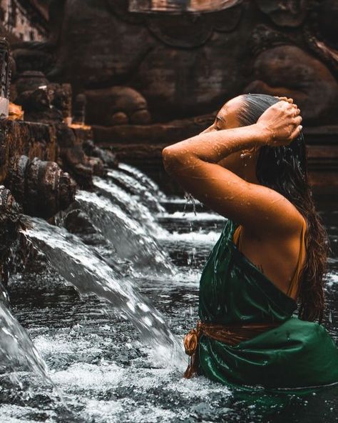 ✨BALI FACT OF THE DAY - GET TO KNOW OUR HOME ✨ Water. 💧 In Balinese culture, holy water is an integral agent in religious practices. Holy water serves as a powerfully sacred symbol, significant for its purifying powers and mystical spiritual energy. Typically, holy water is used for its healing and protective purposes, to heal the body and spirit — the clean water is used during offerings, purification ceremonies, etc. Feel free to share your experiences with Bali heritage and holy water ... Bali Spiritual Retreat, Bali Vision Board, Bali Photoshoot Ideas, Bali Picture Ideas, Bali Photo Ideas, Yoga In Bali, Indonesia Temple, Purification Ritual, Bali Photoshoot