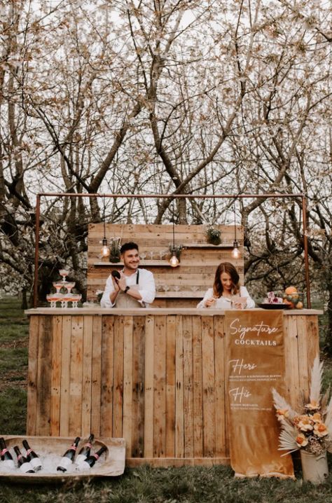 Farm Wedding Food Ideas, Wooden Bar For Wedding, Beer Garden Party Ideas, Outdoor Bar Ideas Wedding, Backyard Bar Wedding, Mini Bar Wedding, Outdoor Wedding Bar Ideas, Beer Festival Ideas, Diy Bar For Wedding