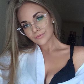 Spring Outfit Women, Glasses Frames Trendy, Undercut Designs, Clear Glasses Frames, Glasses Trends, Womens Glasses Frames, Summer Trends Outfits, Older Women Fashion, Cool Summer Outfits