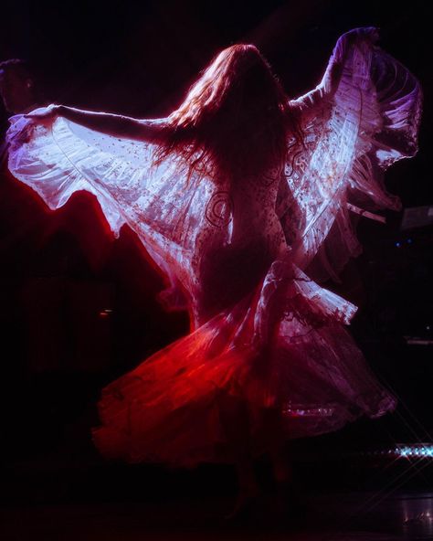 Florence Welch Performing, Florence And The Machine Dance Fever, Divine Feminine Dance, Divine Feminine Bedroom, Dance Fever Aesthetic, Florence Welch Dance Fever, Gemini Venus Aesthetic, Dance Fever Florence, Antihero Aesthetic