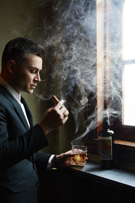 Man In A Suit, Portrait Photography Men, Cigars And Whiskey, Man Photography, Paris Mode, Photography Poses For Men, Man Photo, Peaky Blinders, Gentleman Style