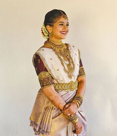 The stunning wide band choker necklace  beautifully paired with layered neckpieces along with the intricate patterns on the kamarbandh are accentuating the beauty of this bride.
And of course, the flawless makeup with the  beautiful saree is an offbeat choice for a Konkani Bride✨ Konkani Bride Jewellery, Gsb Konkani Bride, Konkani Bride, Konkani Wedding, Saree Inspiration, Goa Wedding, Wedding Consultant, Wedding Backdrop Decorations, Bridal Dress Fashion