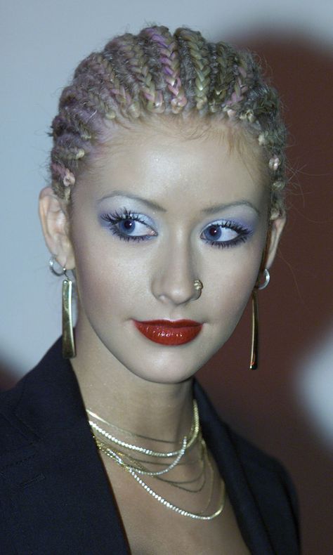 Blue eyeshadow went perfectly with every single outfit. | 21 Reminders Of How We Used To Dress In The '00s Beauty Mistakes, Staple Shoes, Leonardo Dicaprio 90s, 90s Makeup, 90s Hiphop, 90s Hip Hop Fashion, 90s Hairstyles, Blue Eyeshadow, Editorial Makeup