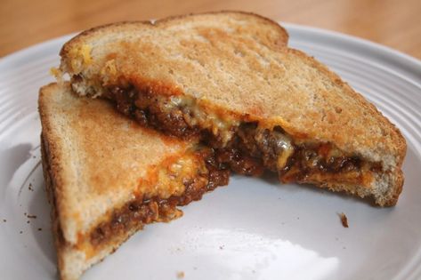 Two classic sandwiches are combined into one in this easy recipe that will have grilled cheese and Sloppy Joe fanatics in comfort food heaven! Meat Grilled Cheese, Taco Grilled Cheese, Cheese Sloppy Joes, Grilled Cheese Sloppy Joe, Cheese Taco, Cooking Roast Beef, Grilled Taco, Cheese Tacos, Sloppy Joes Recipe