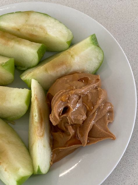 Apple With Peanut Butter, Apple Peanut Butter, Healthy Sandwich Recipes, Apple And Peanut Butter, Healthy Food Motivation, Healthy Lifestyle Food, Healthy Sweets Recipes, Fair Food Recipes, Food Is Fuel