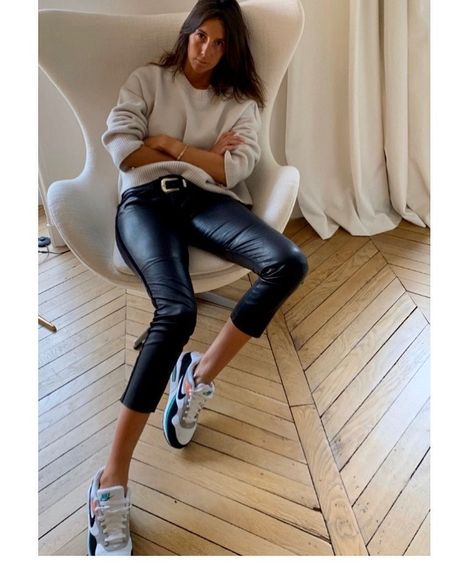 Geraldine Saglio, Short Cuir, Style Parisienne, French Vogue, Parisienne Chic, Black Leather Pants, Nike Vintage, Denim Trends, French Women