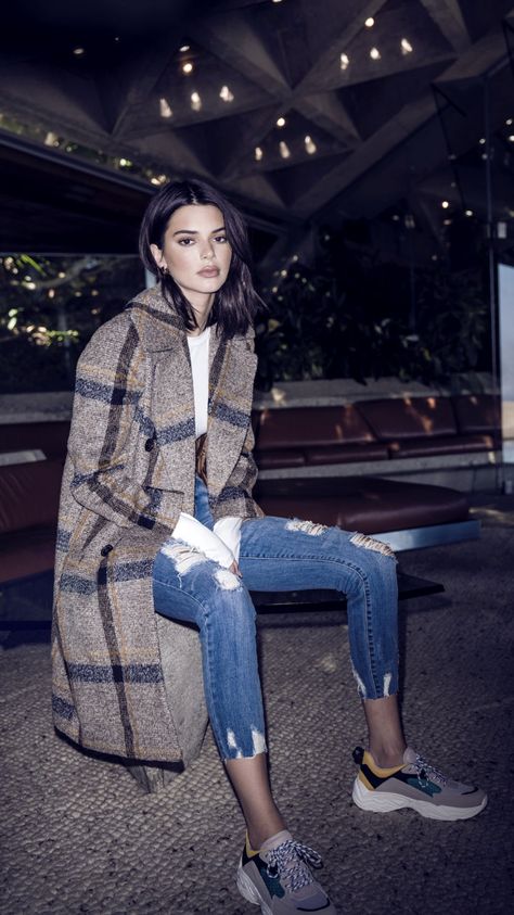 Tennis Shoe Street Style, Kendall Jenner Shoes, Kendall Jenner Outfits Summer, Kendall Jenner Outfits Street Styles, Camper Outfit, Kendall Jenner Outfits Casual, Mantel Styling, Kendal Jenner, Kendall Jenner Street Style