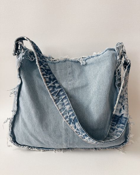 Finished Shopper BAG No. 2 #upcycling#upcycleddenim#jeansbag#shopper#handmade#sewinglove Cute Upcycled Clothes Ideas, Jean Bag Diy, How To Make A Tote Bag, Upcycle Jeans Bag, Tote Bag Jeans, Jeans Bag Diy, Bag Upcycling, Jeans Tote Bag, Handmade Accessories Ideas