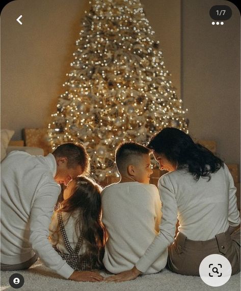 Diy Christmas Family Photo, Shooting Photo Famille, Matching Family Christmas Outfits, Christmas Poses, Christmas Family Photoshoot, Family Christmas Outfits, Baby Christmas Photos, Xmas Photos, Xmas Pictures