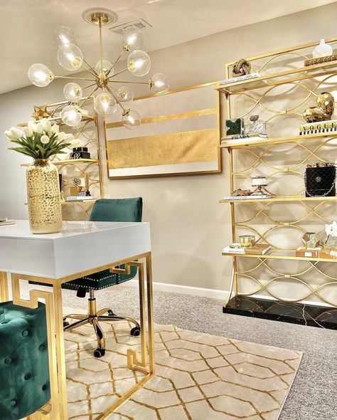 Green And Gold Office, Med Spa Design, Hair Studio Decor, Beautiful Office Spaces, Gold Office Decor, Chic Office Decor, Glam Office, Home Office Design Ideas, Gold Desk