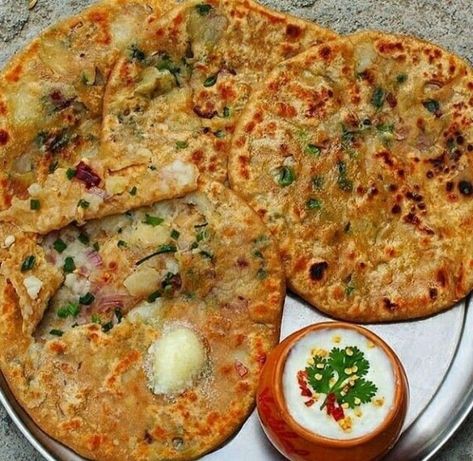 Indian Fast Food, Aloo Paratha, Paneer Tikka, Paratha Recipes, Vegetarian Fast Food, Tastemade Recipes, Vegetarian Snacks Recipes, Desi Food, Delicacy Food