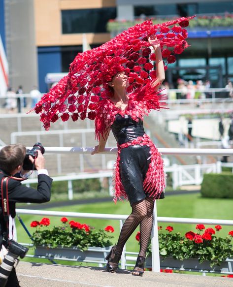 GettyImages-477625360 Kentucky Derby Hats Diy Funny, Diy Kentucky Derby Hat, Kentucky Derby Hats Diy, Derby Hats Diy Ideas, Derby Hats Diy, Kentucky Derby Party Outfit, Kentucky Derby Party Decorations, Unusual Hats, Mad Hat