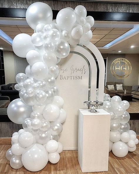 Christening Balloons, Pearl Bridal Shower, Pearl Balloons, White Party Decorations, Balloon Bouquet Diy, Simple Birthday Decorations, All White Party, Birthday Party Theme Decorations, Garland Arch