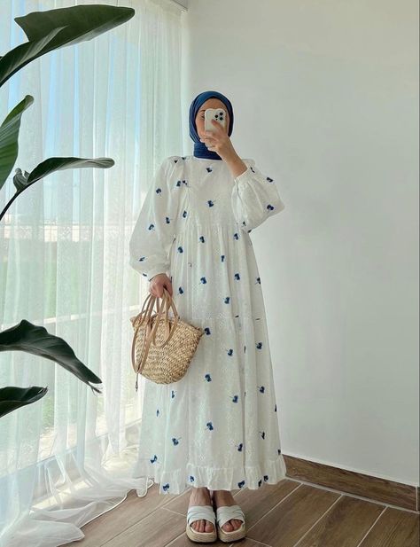 Islamic Modest Fashion, Simple Long Dress, Stylish Outfits Casual, Hijab Fashion Summer, Simple Frock Design, Blouse Casual Fashion, Modest Fashion Hijab, Muslim Outfits Casual, Modest Dresses Casual