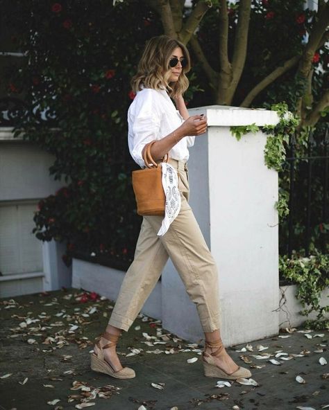 Casual chic Beige Pants White Shirt, Espadrilles Outfit Summer, Alpargatas Outfit, Brown Wedges Outfit, Chinos Women Outfit, Wedge Outfit, Capri Summer, Espadrilles Outfit, Street Poetry