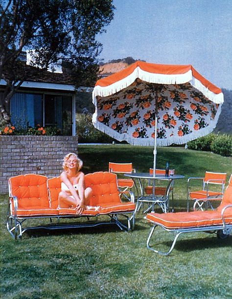 Marilyn, and her patio set Vintage Patio, Colorful Patio, Gentlemen Prefer Blondes, Casa Vintage, Barbie Style, Marilyn Monroe Photos, Bridal Musings, Norma Jean, Lawn Chairs