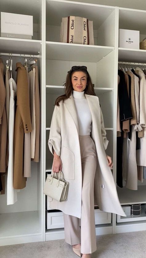 Office Job Outfits Casual Winter, Winter Modern Outfits, Work Outfits Trousers, Women Edgy Outfits, Business Chic Outfits Professional Women Classy, Work Casual Winter Outfit, Feminine Suit Outfit, Smart Business Casual Women Work Clothes, Cream Tailored Trousers Outfit