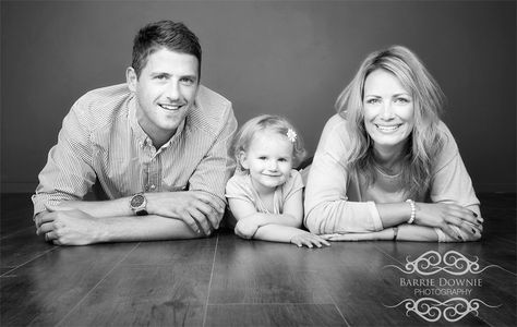 . Simple Family Portrait, Family Of 3 Photoshoot Studio, Studio Photography Ideas, Indoor Family Photos, Studio Family Portraits, Family Photo Studio, Baby Family Pictures, Family Studio Photography, Shooting Studio