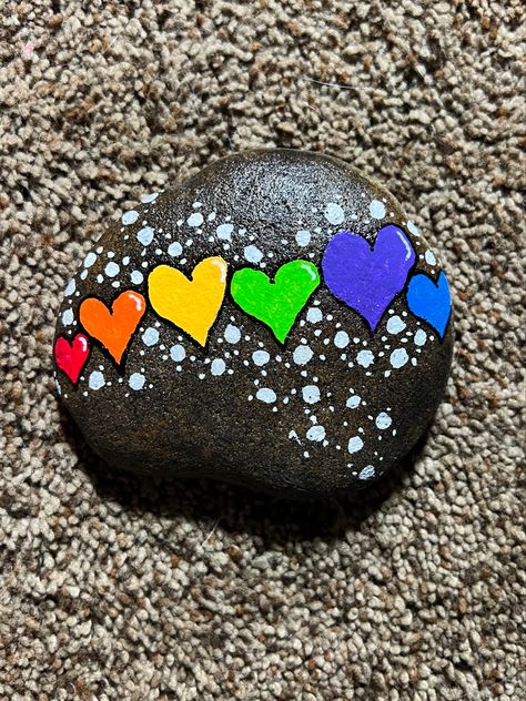 Lawn Rock Ideas, Rock Painting Abstract, Heart Painted Rocks Ideas, Rock Painting Rainbow, Painted Rock Gnomes, Painted Rocks Hearts, Cute And Easy Things To Paint On Rocks, Healing Painting Ideas, Rock Painting Hearts