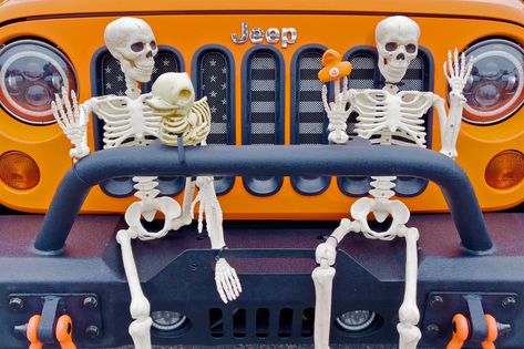 Jeep Halloween Decor, Decorate Jeep For Halloween, Jeep Halloween Decorations, Car Halloween Decorations, Jeep Wrangler Halloween Ideas, Halloween Jeep Wrangler Decorations, Halloween Jeep, Jeep Decor, Jeep Wrangler Diy