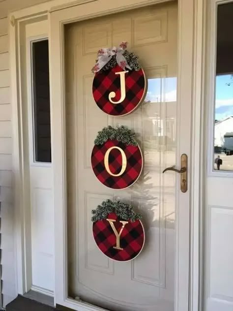 50+ Easy DIY Outdoor Christmas Decorations for Your Yard in 2023 - Holidappy Christmas Stockings Diy, Christmas Decorations Diy Outdoor, Buffalo Plaid Christmas, Christmas Outdoor, Front Porch Christmas Decor, Christmas Decoration Ideas, Christmas Porch, Christmas Craft Ideas, Christmas Decorating Ideas