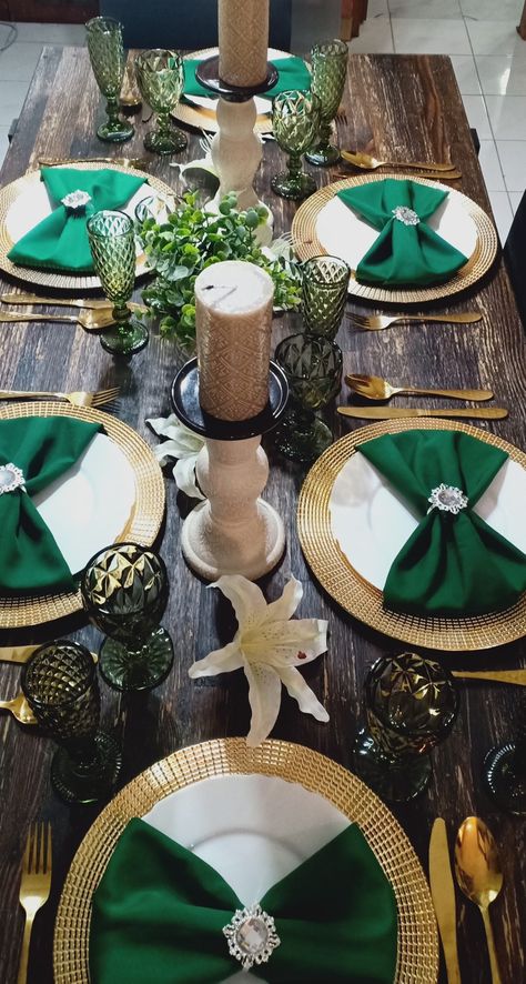 Green And Brown Birthday Party Decor, Blue Green Gold Table Setting, Gold And Emerald Party Decor, Emerald Green And Gold Birthday Party Centerpieces, Emerald Wedding Decor, Masquerade Party Centerpieces, Teal Centerpieces, Green Table Settings, Formal Dining Room Table