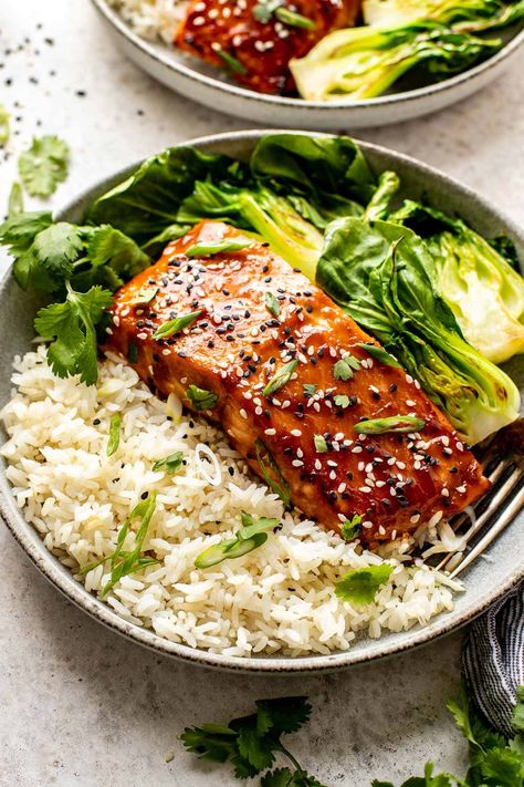 This Broiled Miso Salmon Cooks In 8 Minutes Or Less! - Well Seasoned Studio Well Seasoned Studio Miso Salmon, Sticky Miso Salmon Bowl, Marinate Salmon, Miso Salmon Recipe, Asian Seafood, Miso Glazed Salmon, Miso Sauce, Miso Salmon, Salmon Rice Bowl