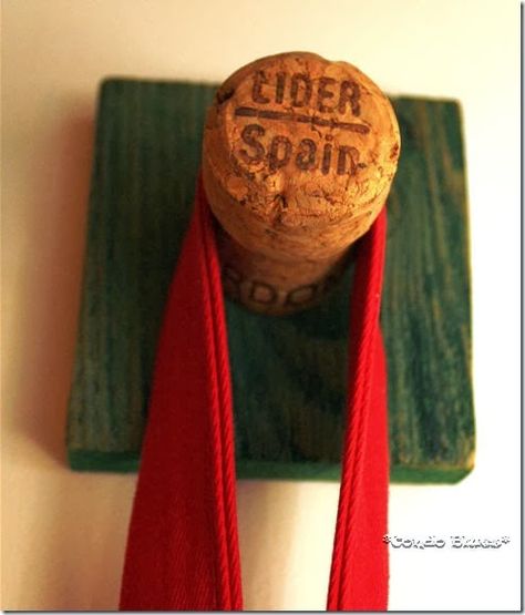 Champagne Cork Crafts, Wine Cork Candle, Wine Cork Diy Projects, Cork Diy Projects, Wine Cork Wreath, Wine Cork Diy Crafts, Wine Cork Projects, Cork Crafts Diy, Wine Cork Diy