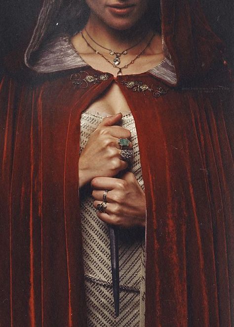 Lady + dagger Red Cloak, Red Cape, Fantasy Aesthetic, Throne Of Glass, Story Inspiration, Little Red Riding Hood, Medieval Fantasy, Dragon Age, Red Riding Hood