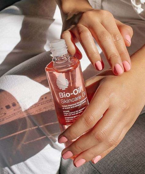 ❤️World's leading Scar & Stretch product. ❤️Highly effective for uneven skin tone, aging and dehydrated skin Bio-Oil should be massaged in a circular motion on the body or face until fully absorbed. It is recommended that Bio-Oil be applied twice daily for a minimum of three months. It is safe to use Bio-Oil on a scar as soon as the skin on the surface has fully healed. Bio-Oil should not be applied to an open wound or broken skin. Bio-Oil s results will vary from individual to individual. Oil Skin Care Routine, Bio Oil Skin, Skin Care For Oily Skin, Skincare Oil, Everyday Skin Care Routine, Fragrance Ingredients, Bio Oil, Oil Skin, Best Skin Care Products