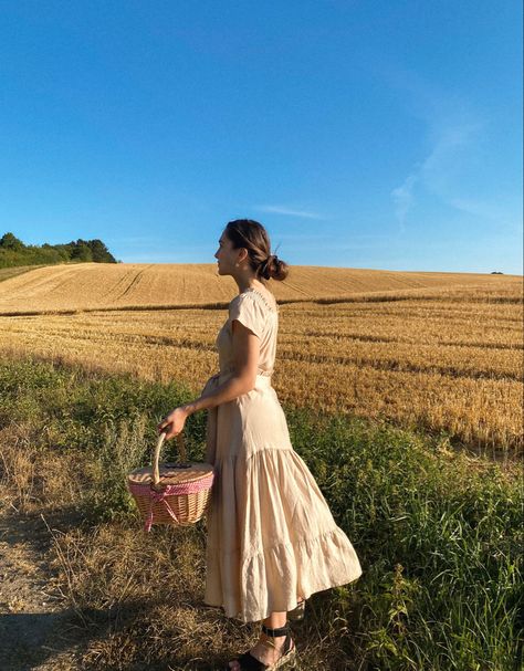 Holding Picnic Basket Pose, Woman Holding Basket, Dress Picnic, Picnic Basket Set, Picnic Summer, Big Backpacks, Picnic Hamper, Wicker Picnic Basket, Hamper Basket