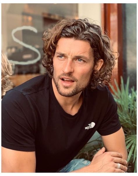 Wouter Peelen, Long Curly Hair Men, Men's Curly Hairstyles, Men Haircut Curly Hair, Haircuts Ideas, Mens Hairstyles Medium, Wavy Hair Men, Medium Length Hair Men, Man Bun