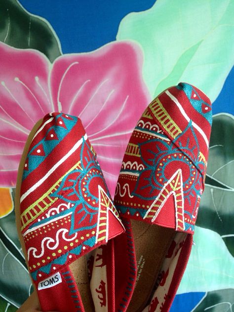 painted Toms. Local art Soiree Shoes, Tom Shoes, Hand Painted Toms, Wedges Outfit, Toms Boots, Red Toms, Painted Toms, Cheap Toms Shoes, Cinderella Slipper