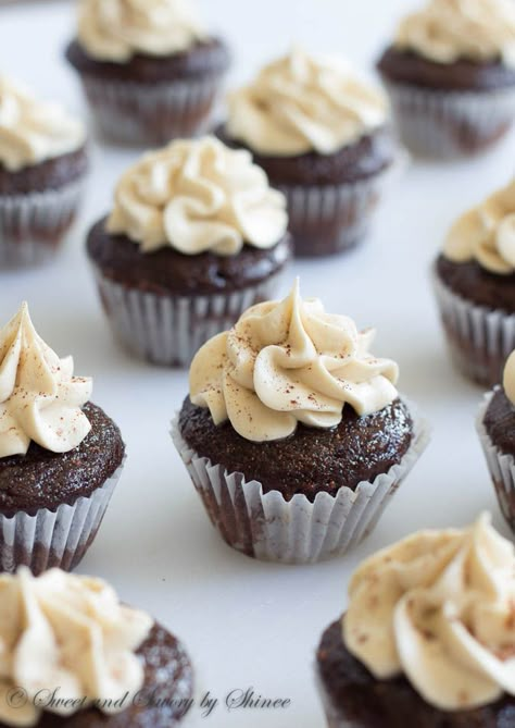 Mini Kahlua Cupcakes - Soaked with coffee liquor and topped with creamy Kahlua buttercream. Heaven in small bites! Kahlua Cupcakes, Stuffed Cupcakes, Coffee Liquor, Pudding Chia, Special Desserts, Low Carb Chocolate, Low Carb Recipes Dessert, Sweet And Savory, Small Bites